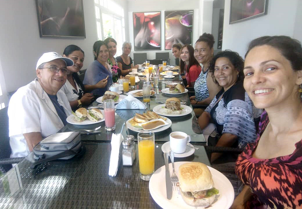 Colaboradores y nuevos especialistas que forman parte del trabajo comunitario