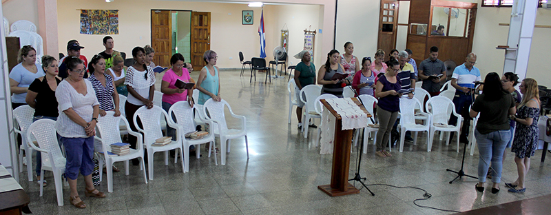 Trabajadores del CCRD-C en un canto congregacional