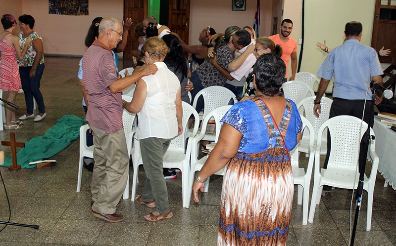 Abrazo de paz compartido