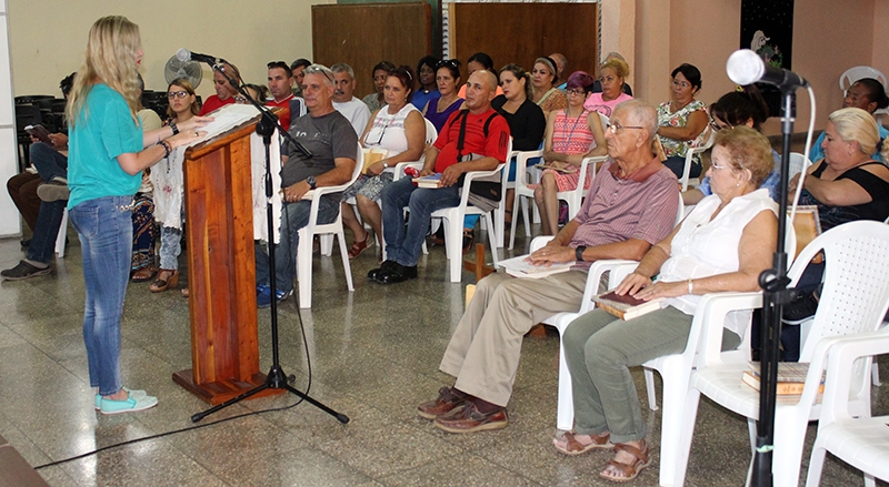 Lectura de un texto bíblico durante el devocional