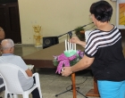 Madeline Salazar, enciende la vela que simboliza el inicio del Adviento
