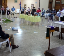 Los trabajadores e invitados durante el tiempo devocional