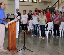 El Pastor Samuel Hernández da la bendición