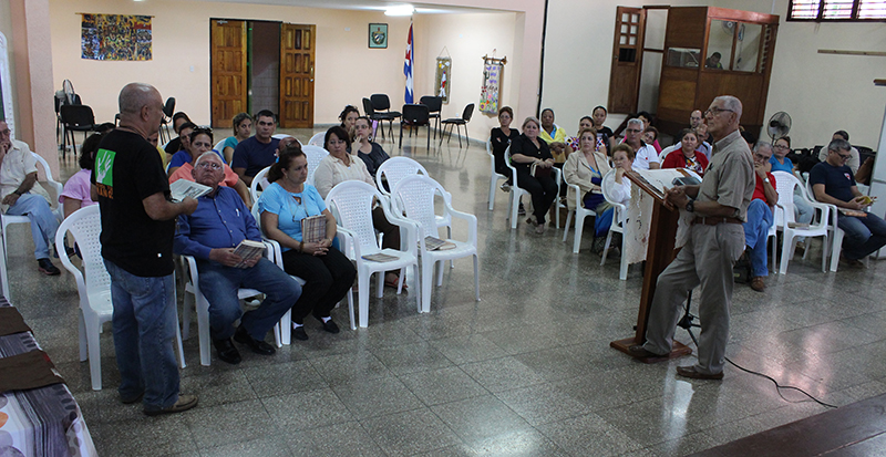 El coordinado del CID, Diego Valdés (de pie, a la izquierda) anuncia la próxima exposición que tendrá lugar en el CCRD-Cuba