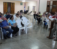 El coordinado del CID, Diego Valdés (de pie, a la izquierda) anuncia la próxima exposición que tendrá lugar en el CCRD-Cuba