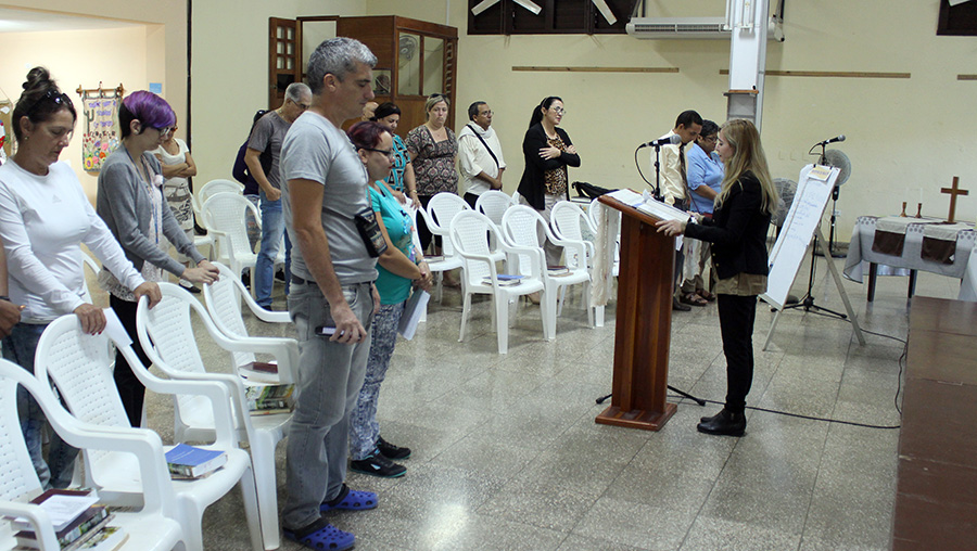Rocío Fernández, especialista de la Pastoral para la Reflexión y el Diálogo, realiza la oración de invocación