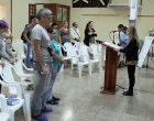 Rocío Fernández, especialista de la Pastoral para la Reflexión y el Diálogo, realiza la oración de invocación