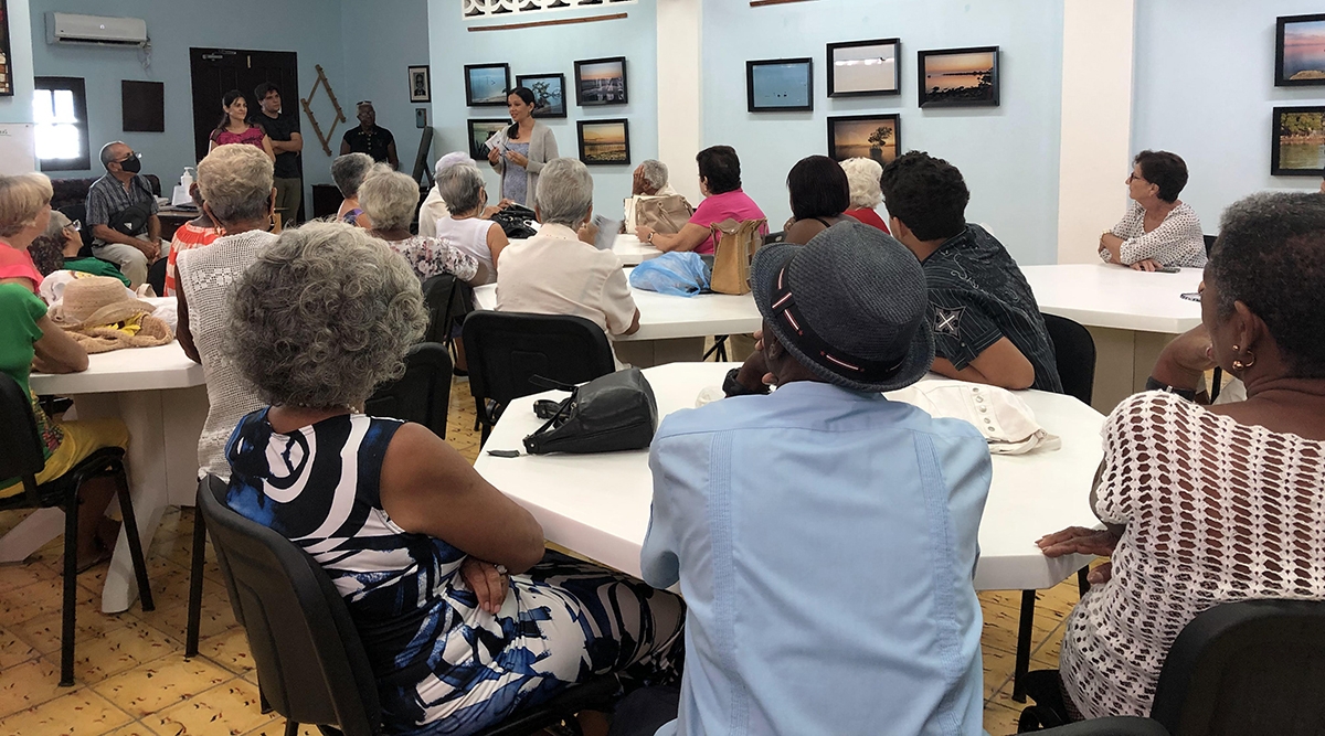 La especialista Denise Lima hizo la presentación de la exposición fotográfica