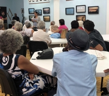 La especialista Denise Lima hizo la presentación de la exposición fotográfica