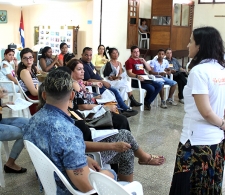 Debate en equipo sobre Lienzo, modelo de negocios. Lic. Amaya Garmendía (de pie)