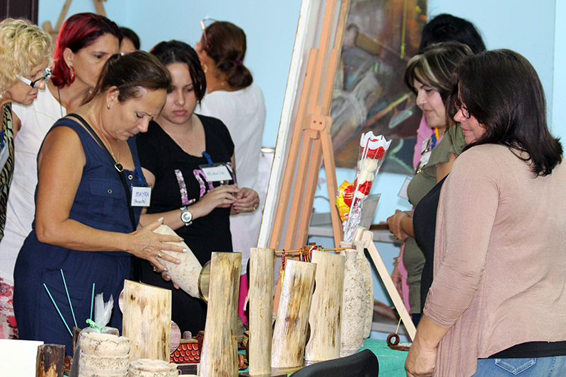 Las participantes al taller acuden a una muestra, expuesta en el CID, de productos de una de las emprendedoras