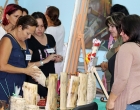 Las participantes al taller acuden a una muestra, expuesta en el CID, de productos de una de las emprendedoras