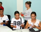 La Lic. en Derecho Elaine de la Paz Sarraf reparte un folleto con las nuevas regulaciones para el trabajo por cuenta propia en Cuba