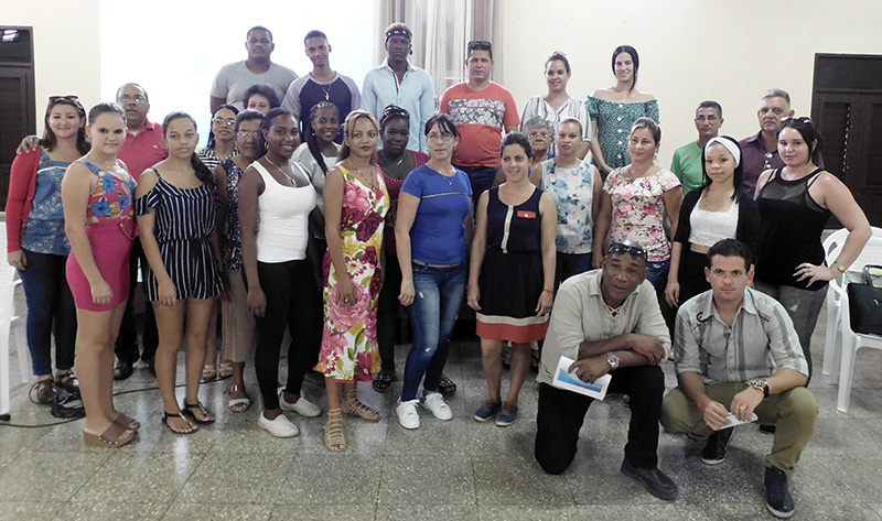 Artesanos, peluqueras, libreros, dueños de spa, escritores y arrendadores integraron el grupo participante en el Taller