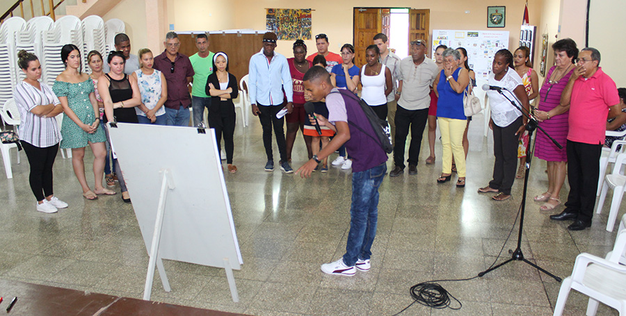 Brian de Dios expone sus experiencias ante el grupo