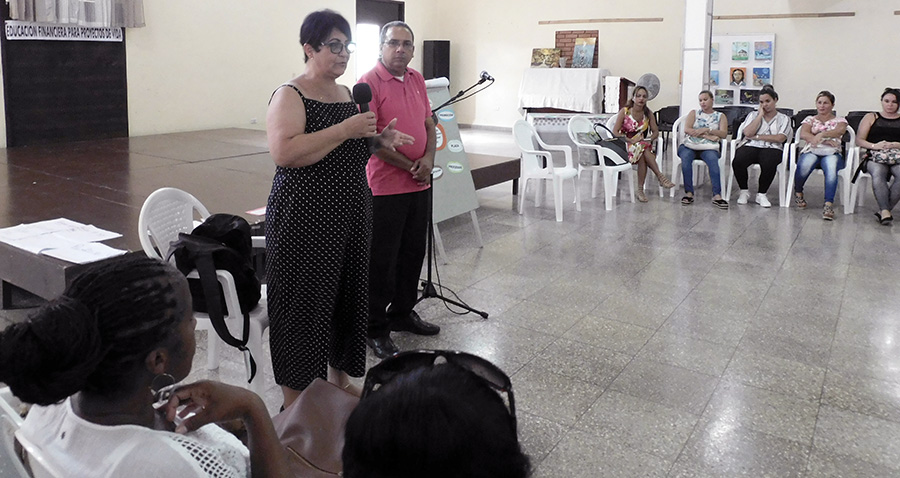 La Directora Ejecutiva del CCRD-C dialoga con los participantes sobre sus inquietudes