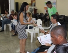 Daysi Espinosa Chongo, una de las facilitadoras del Taller, reparte un folleto que complementará lo aprendido