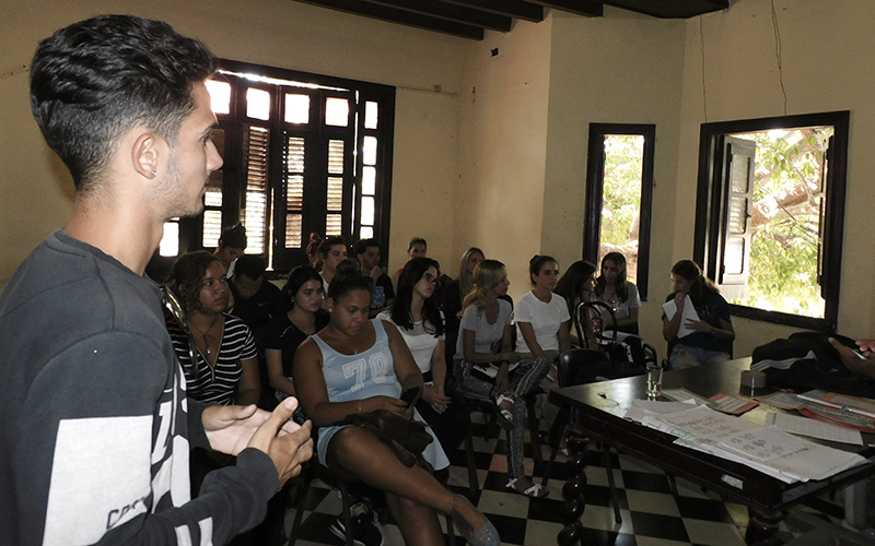 Joven cardenense expone sus ideas sobre los emprendedores de su barriada