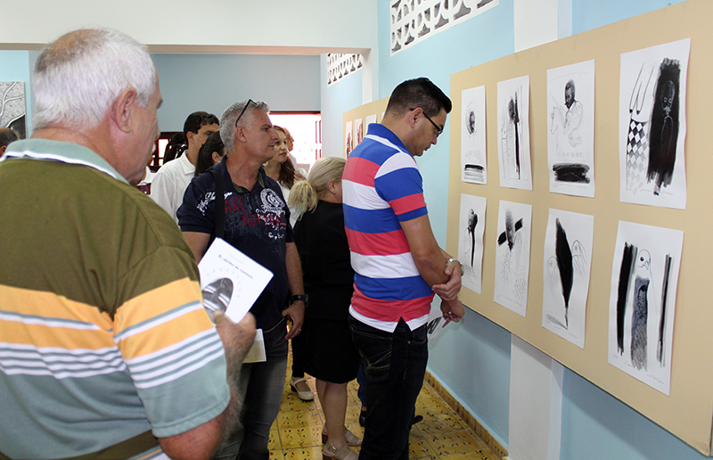 Público asistente a la muestra pictórica Él, abridor de caminos