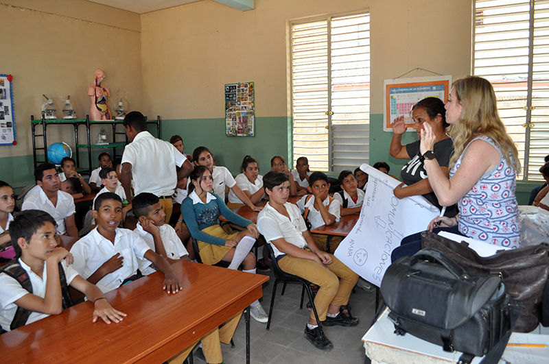 La Lic. Rocío Fernández, especialista del CCRD-C, imparte el Taller en Guásimas
