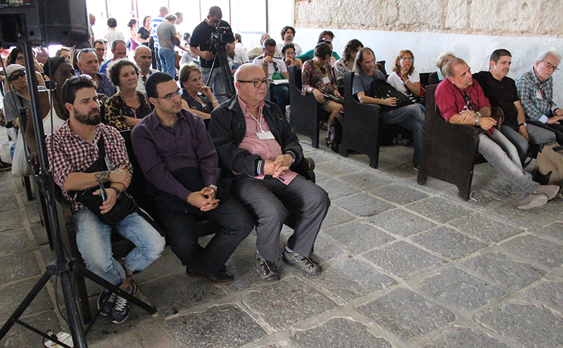 Durante la Feria Internacional del Libro. Al centro, Miguel Barnet, Presidente de la UNEAC