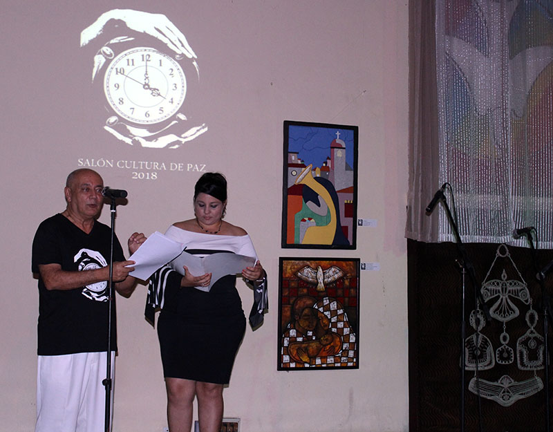 Diego Valdés, Coordinador del CID y Patricia de la Paz, especialista de Académico, conducen el evento
