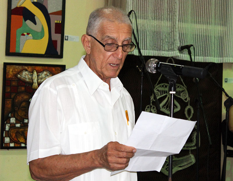 El Reverendo Raimundo García Franco pronuncia las palabras de bienvenida al IV Salón Cultura de Paz