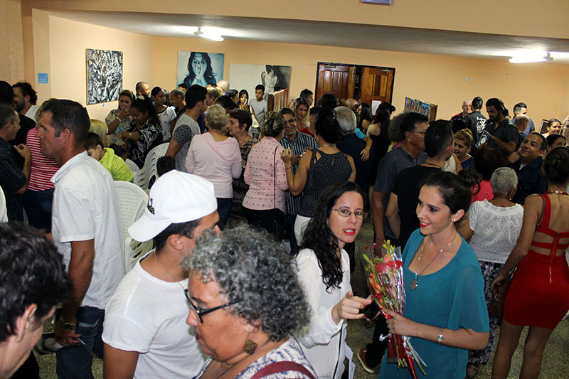 El público disfruta de las obras expuestas en el Salón
