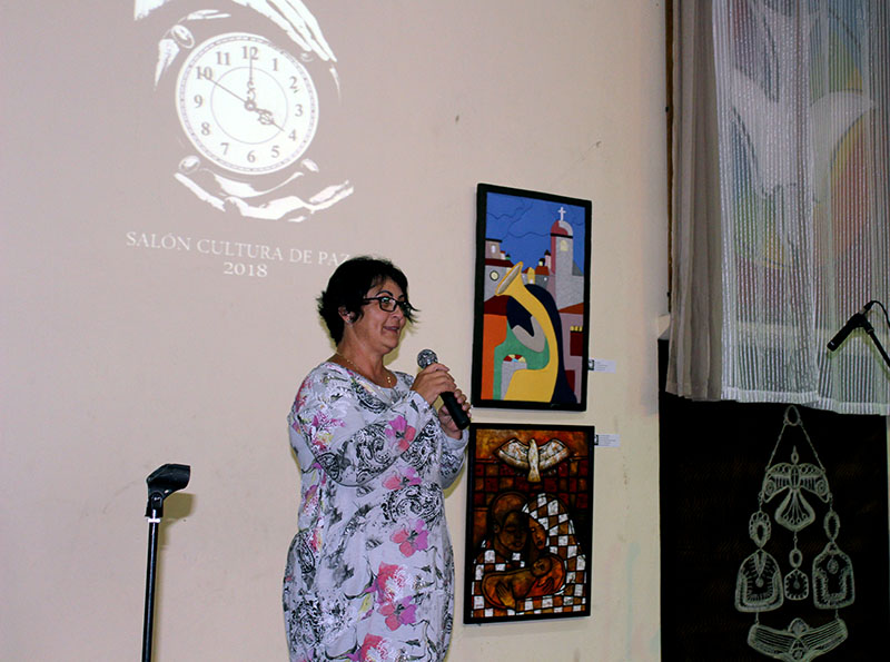 La Directora Ejecutiva del CCRD-C, Rita M. García Morris, pronuncia las palabras de despedida del Salón