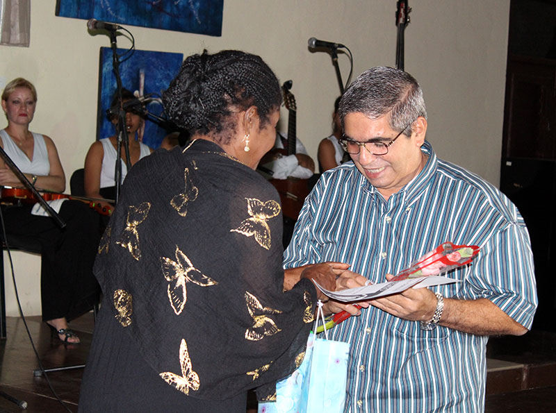 La Filial Nicolás Guillén entrega premio colateral a la obra Oda a Yemayá, de José Raúl Cuevas