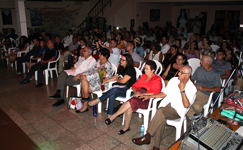 Público asistente a la inauguración del IV Salón Cultura de Paz, en el CCRD-C