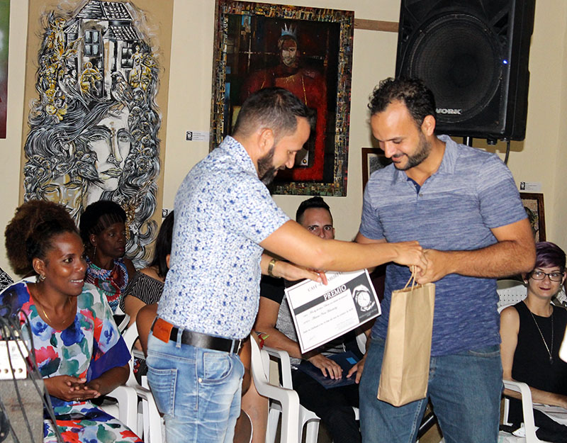 Premio colateral entregado por el Café El taburete a la fotografía Sueño con claustros de mármol, de Antonio Nores Hernández
