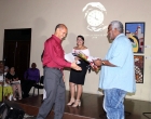 El intelectual cubano Víctor Fowler Calzada (a la derecha) entrega el 3er Premio del salón al cortometraje Alba