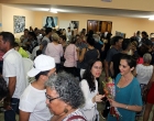 El público disfruta de las obras expuestas en el Salón
