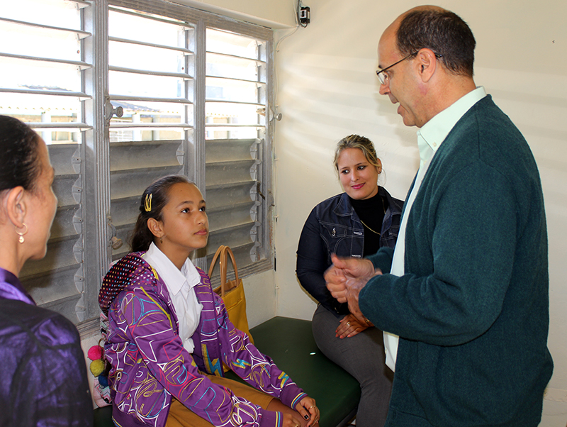 Pastor Samuel I. Hernández, durante el tratamiento de medicina natural y tradicional