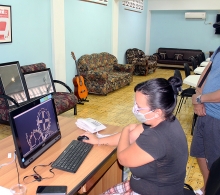El fotógrafo y realizador audiovisual Frank Cobo entrega sus obras a concursar en el V Salón Cultura de Paz