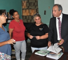 Se interesó por las publicaciones que realiza nustra institución