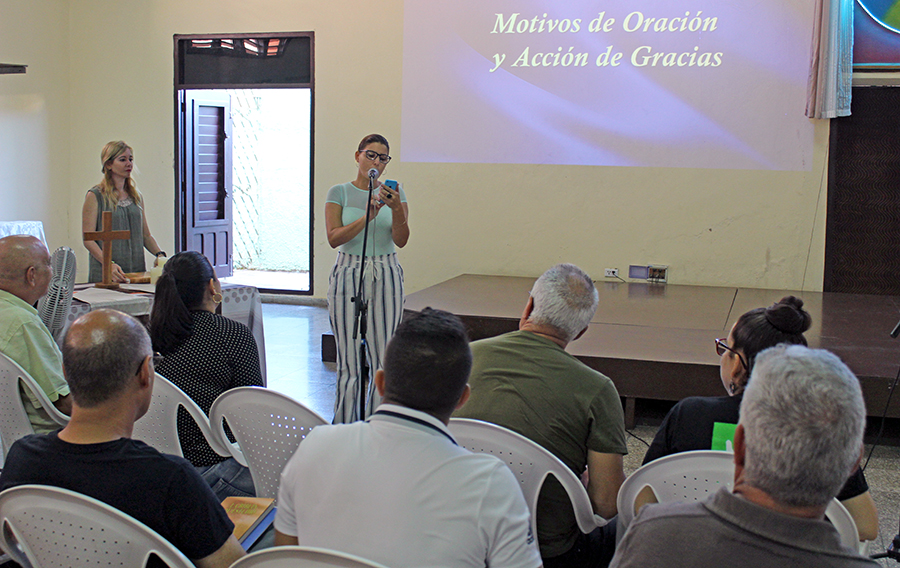 Dianelys Gómez Torres, coordinadora del Departamento de Publicaciones, comparte con el auditorio su poema