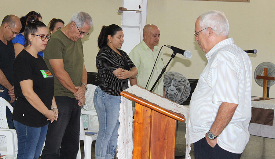 Emilio Martín Fumero, reverendo de la Iglesia Episcopal de República Dominicana, ofrece la bendición final