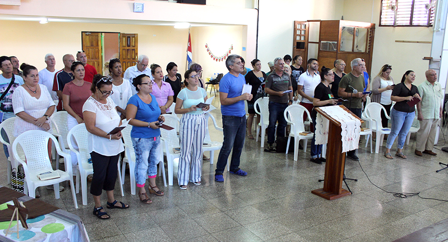 Trabajadores del CCRD-C durante el Devocional