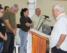 Emilio Martín Fumero, reverendo de la Iglesia Episcopal de República Dominicana, ofrece la bendición final