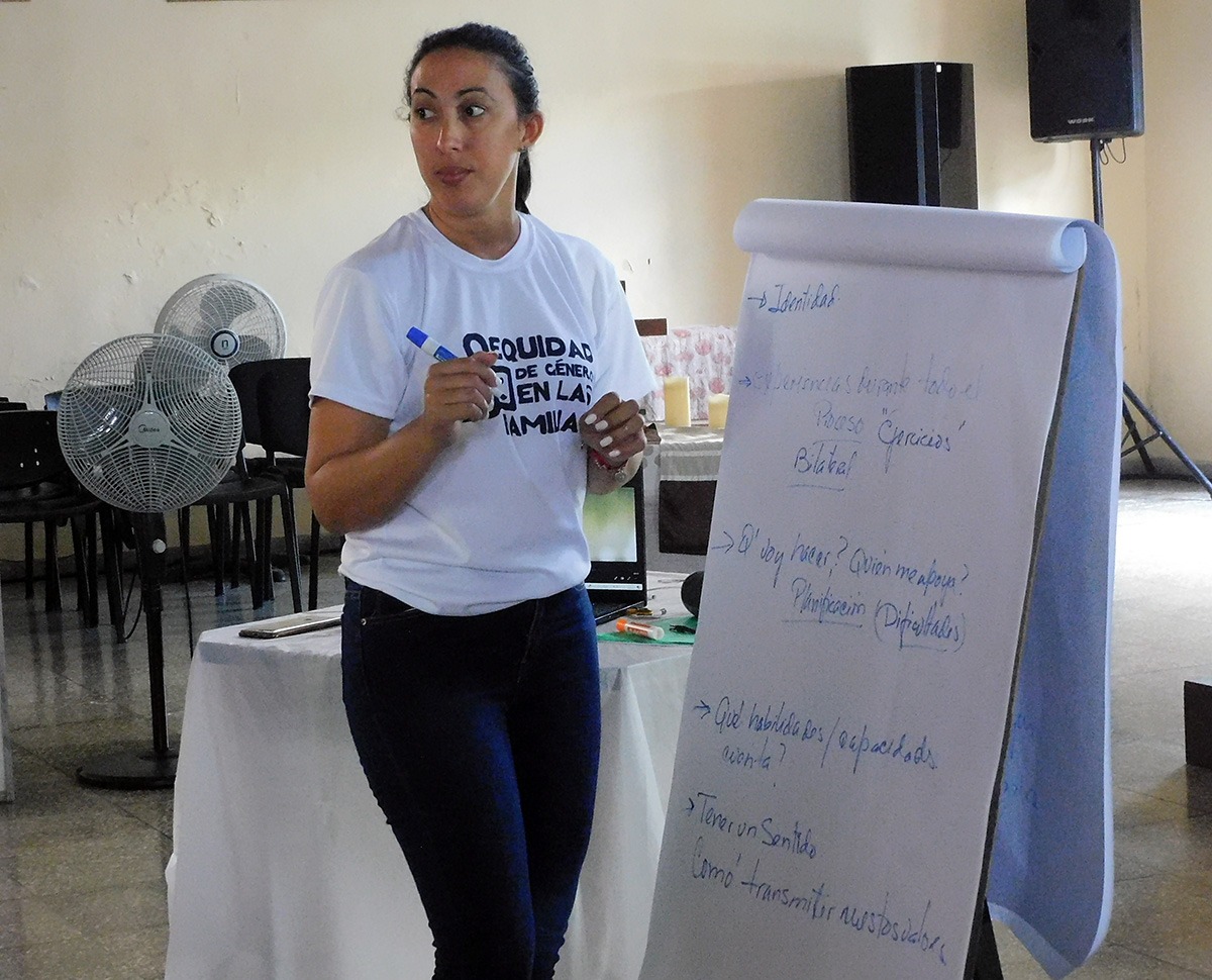 La psicóloga Yessi Sánchez, especialista del Programa Académico, comenta las apreciaciones de los asistentes