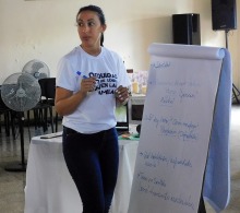 La psicóloga Yessi Sánchez, especialista del Programa Académico, comenta las apreciaciones de los asistentes