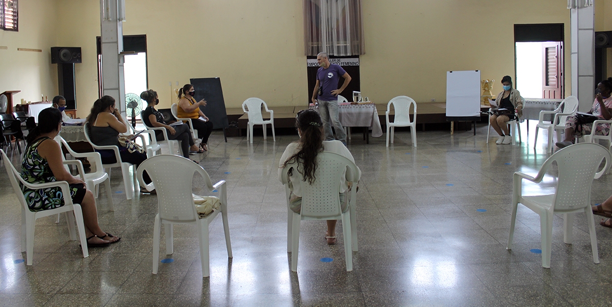 La introducción del taller la facilitó Frank Velázquez que habló desde una perspectiva de género
