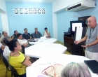 Diego Valdés, coordinador del CID (de pie), debatiendo con los participantes.