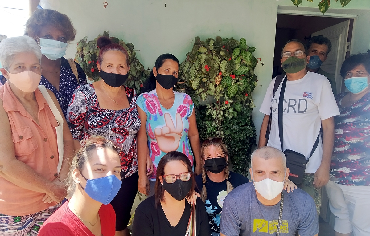 Participantes al encuentro junto a especialistas del CCRD-C