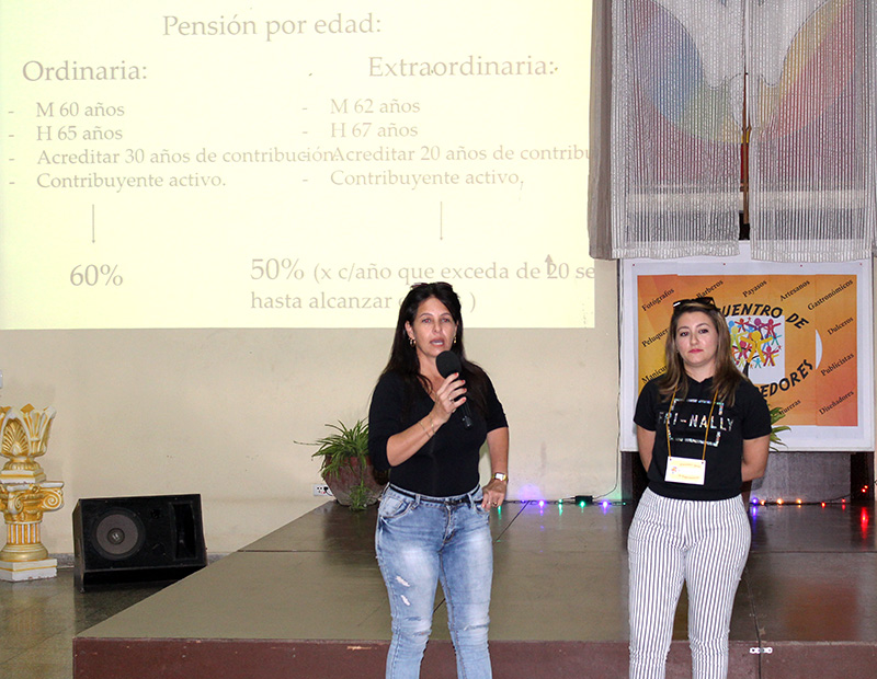 Anaisy González y Elaine de la Paz Sarraff fueron las encargadas de facilitar el taller sobre las regulaciones legales