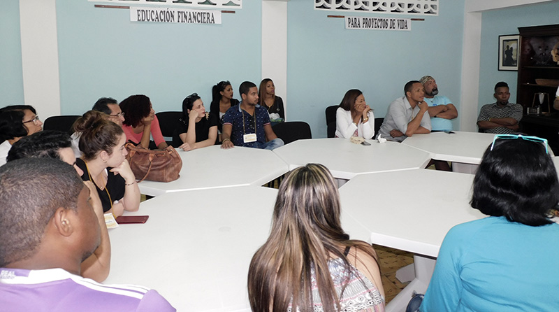 Debate sobre los beneficios del cuidado del medioambiente en el crecimiento económico de los negocios