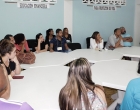 Debate sobre los beneficios del cuidado del medioambiente en el crecimiento económico de los negocios