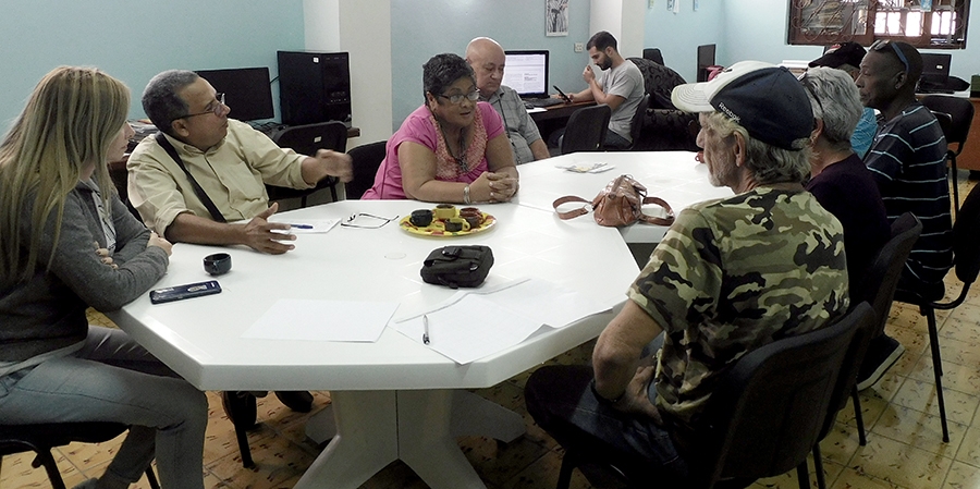 Alfredo Rojas Donatién, especialista del CCRD-C (izquierda), comenta sobre la capacitación que realizamos a emprendedores